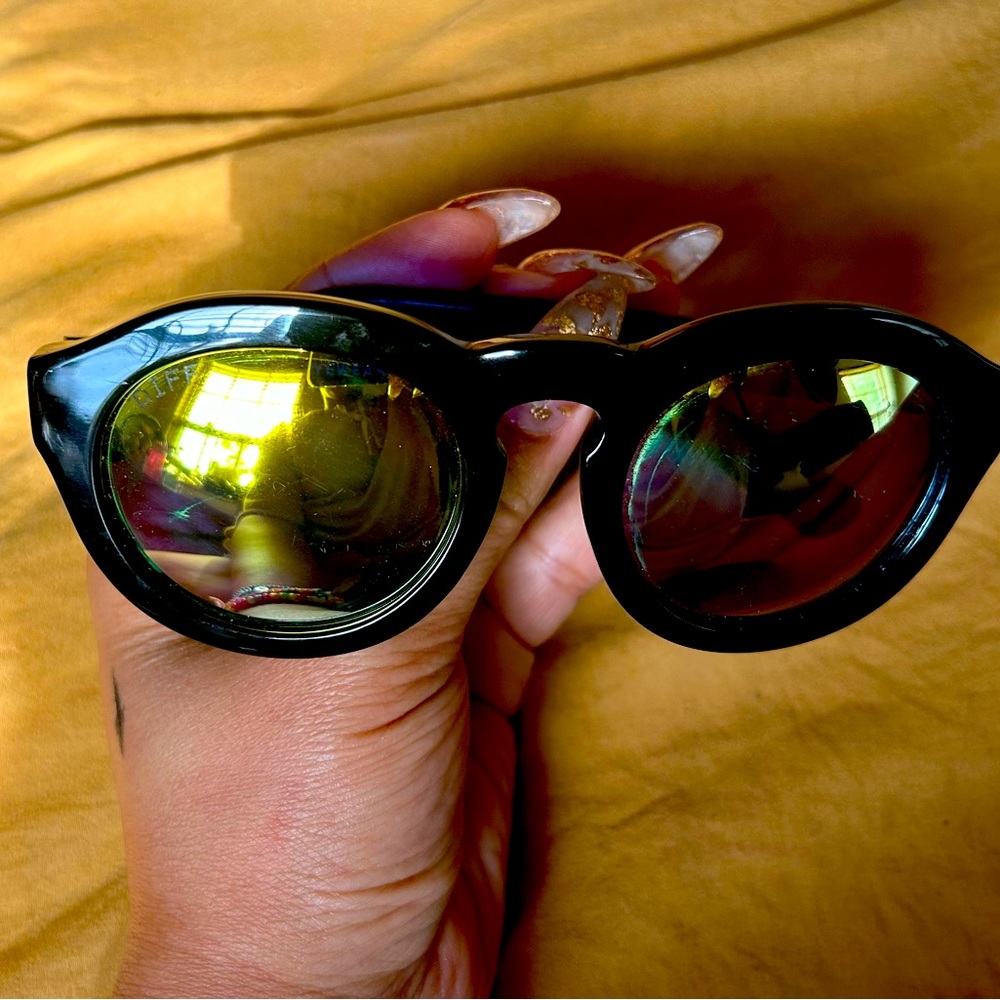 Gently used sunglasses. No scratches. Comes with sunglasses case.
